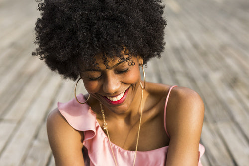 Comment créer des boucles sur les cheveux crépus